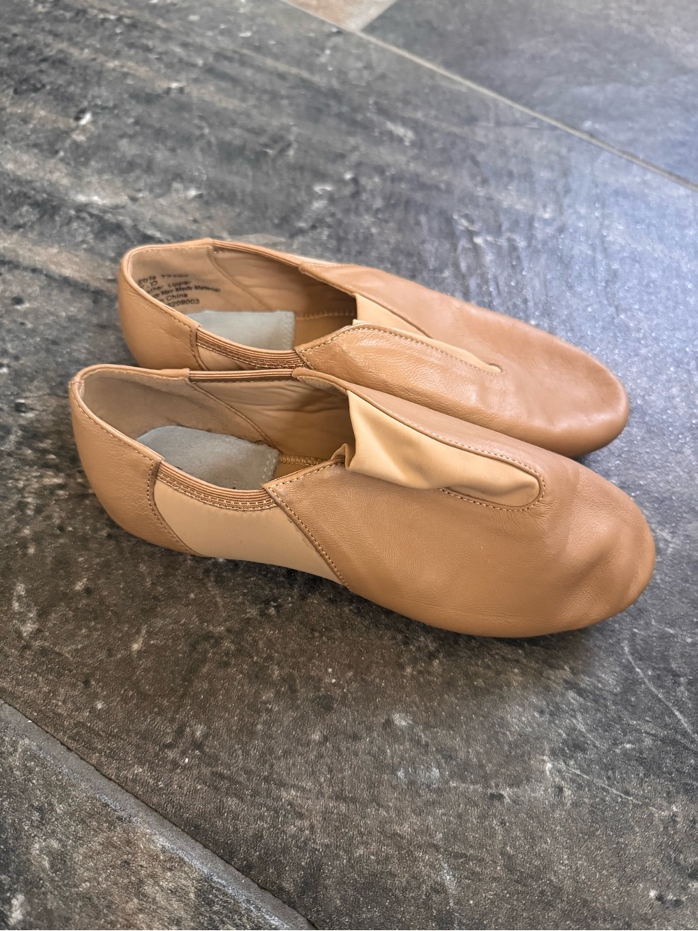 Theatricals girls Tan Leather Slip-On Dance Shoe size 7-0 NEW- no tag